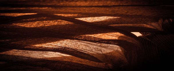 Sepia Crepe ist ein Stoff aus Seide, Wolle oder synthetischen Fasern mit einem deutlich klaren, gekräuselten Aussehen. Textur, Hintergrund, Muster - Foto, Bild