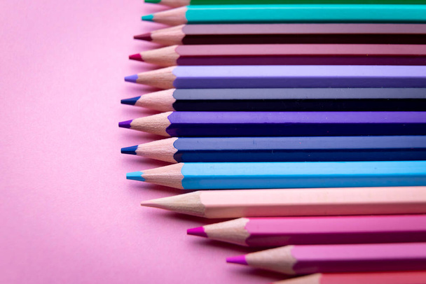 Барвистий набір олівців ізольований на рожевому фоні
 - Фото, зображення