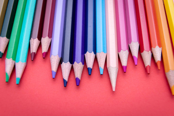 Színes ceruza készlet elszigetelt piros háttér - Fotó, kép