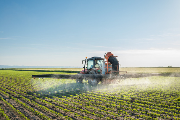 traktor, amely a peszticideket  - Fotó, kép