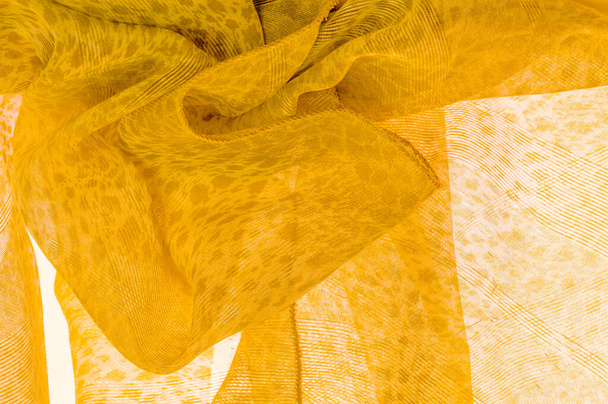 La trama, lo sfondo, il motivo, il tessuto di seta giallo bianco è tessile. Le sue proprietà differiscono dal materiale tessuto in quanto è più flessibile e più facile da progettare. - Foto, immagini
