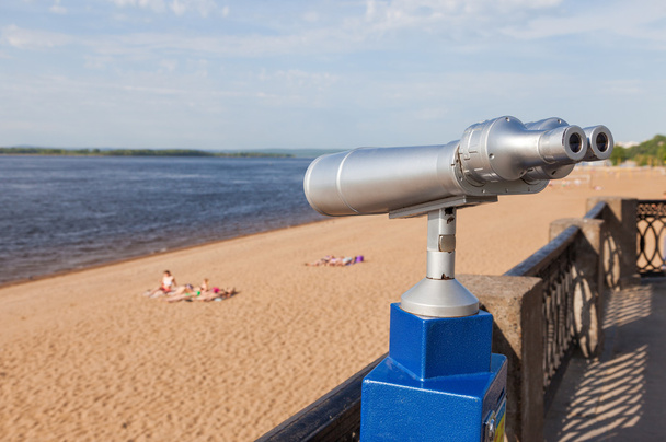 Moneda binocular operado en la orilla del río en verano
  - Foto, Imagen