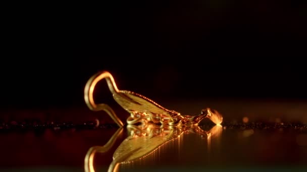 orecchino d'oro di una sacerdotessa scita di 2000 anni, un vecchio orecchino, filatura, trovato durante gli scavi - Filmati, video