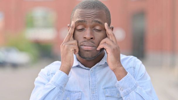 Portret zmęczonego młodego Afrykanina z bólem głowy - Zdjęcie, obraz