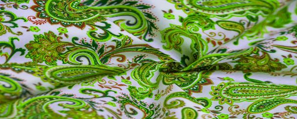 Patrón verde Paisley sobre fondo blanco. Aunque la forma de piña o almendra es de origen persa, el nombre inglés de las pinturas proviene de la ciudad de Paisley, en el oeste de Escocia.. - Foto, imagen
