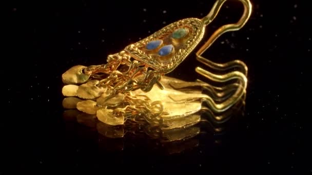 золотая серьга скифской жрицы 2000 лет, старая серьга, прялка, найденная во время раскопок - Кадры, видео