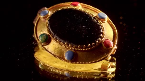 золотая брошка скифской жрицы 2000 лет, старая брошка, прядение, найденная при раскопках - Кадры, видео