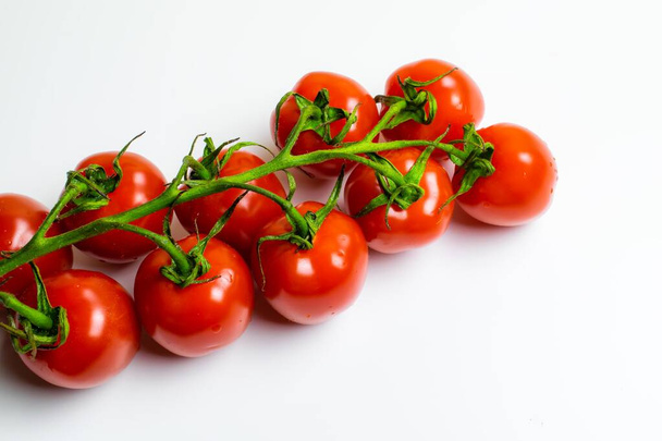 червоні помідори розташовані на сирих дошках
. - Фото, зображення