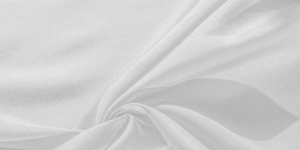 Το μετάξι είναι άσπρο. Λευκό γκρι σατέν υφή, είναι ασημί ύφασμα, μετάξι πανόραμα, φόντο με όμορφο μαλακό μοτίβο θαμπάδα. Υφή, μοτίβο φόντου - Φωτογραφία, εικόνα