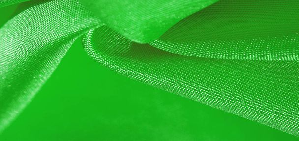 Zijde stof, groen bos. Plooien in zijdegroene stof, close-up, volledig frame. Textuur, achtergrond, patroon - Foto, afbeelding