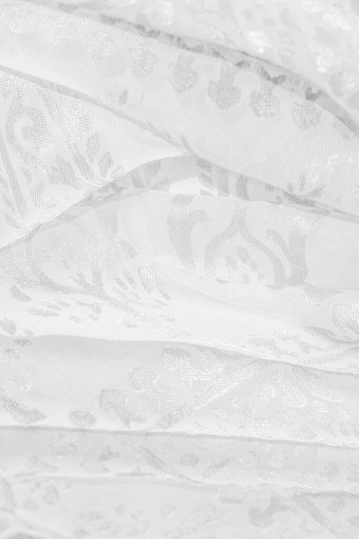 Selyem szövet, hófehér szövet. Finom, finom virágok árnyalatai fehér háttérrel, Paisley print fényképe. textúra, minta, kollekció - Fotó, kép