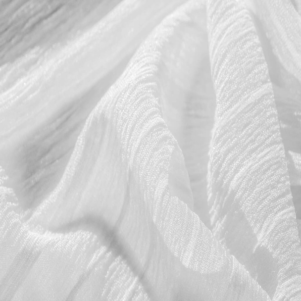 Tejido de seda. La textura de la tela arrugada blanca. Textura de superficie blanca arrugada y ondulada. Primer plano, enfoque suave. fondo, patrón - Foto, Imagen