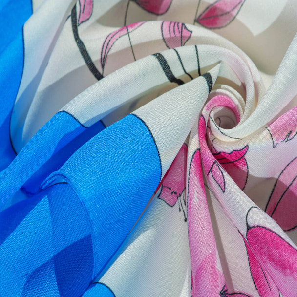tecido de seda, lenço feminino branco cremoso com tons rosa, azul "cornflower azul" fronteira. Textura, fundo, padrão, coleção - Foto, Imagem