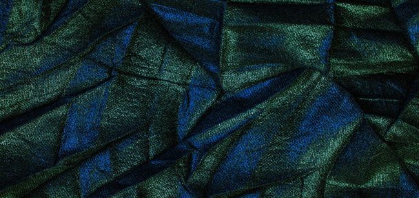 черная шелковая ткань с синими изумрудными полосками, морщинистая ткань. текстура. Абстрактный темно-зеленый фон, текстурный эффект. искушать. Обои. - Фото, изображение