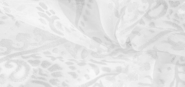 Tissu en soie, tissu blanc neige. Nuances de fleurs délicates exquises sur un fond blanc, photo de l'impression Paisley. Texture, motif, collection - Photo, image
