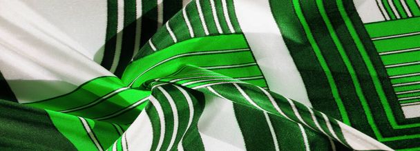 μεταξωτό ύφασμα με πράσινο και λευκό ριγέ σχέδιο. Πόντσο με μεξικάνικα κίνητρα. υφή, φόντο - Φωτογραφία, εικόνα