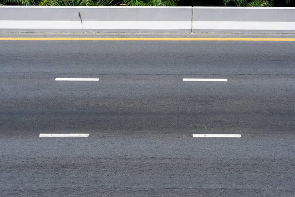 Strada asfaltata vuota sulla corsia di superstrada, sfondo di trasporto vista ad alto angolo - Foto, immagini