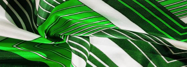 tela de seda con patrón de rayas verdes y blancas. Poncho con motivos mexicanos. textura, fondo - Foto, imagen