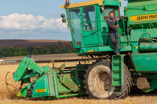Erntemaschine in schöner landwirtschaftlicher Szene - Foto, Bild