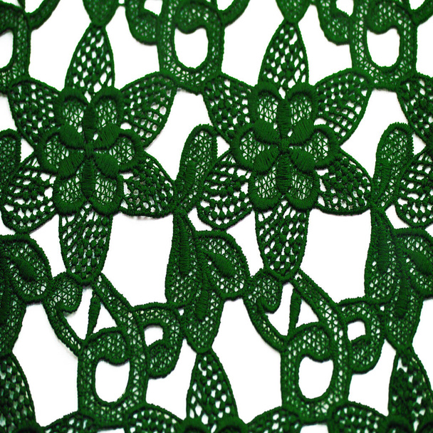 Мереживна тканина зеленого кольору. Чисте бавовняне мереживо з квітковим візерунком, прикрашеним вишивкою. Прозорість світла. Текстуровані. Тло. Візерунок
 - Фото, зображення