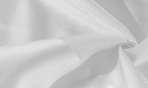 La soie est blanche. Texture satin gris blanc, c'est tissu argenté, panorama en soie, fond avec beau motif flou doux. Texture, motif de fond - Photo, image