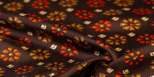 tela de seda de color marrón con colores rojo y amarillo, tela densa, de doble cara a base de fibras de triacetato. Fondo, Decoración del patrón - Foto, imagen