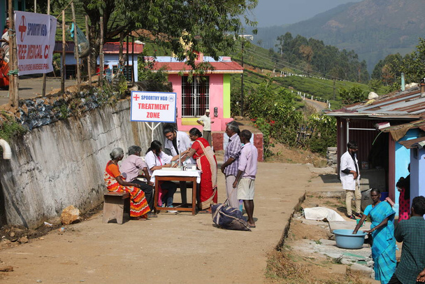 Δωρεάν ιατρική κατασκήνωση στην αγροτική περιοχή - Φωτογραφία, εικόνα