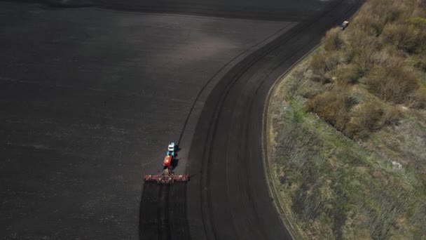 imágenes de un tractor que araña la tierra en el campo - Metraje, vídeo