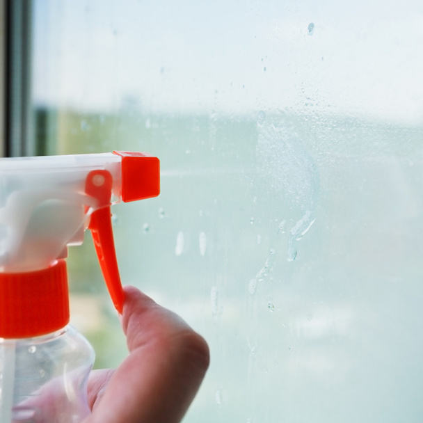 chorro líquido de botella de pulverización en vidrio de ventana
 - Foto, Imagen