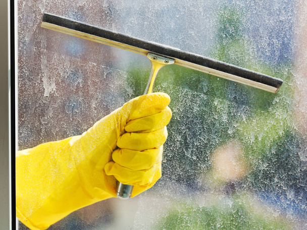 рука в желтой перчатке моет окно от squeegee
 - Фото, изображение