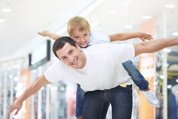 vader en zoon have fun in winkel - Foto, afbeelding