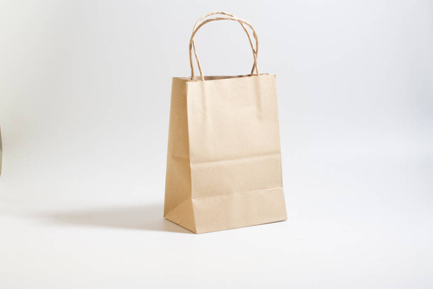 Kahverengi geri dönüşümlü kağıttan yapılmış alışveriş torbası.. - Fotoğraf, Görsel
