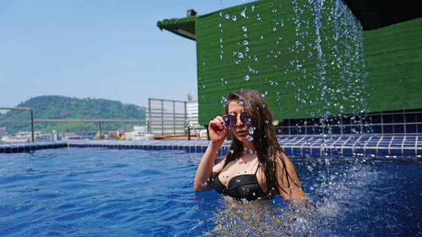 Tyttö musta uimapuku ja lasit aiheuttaa - Valokuva, kuva