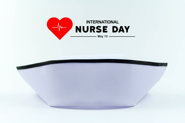 Día Internacional de la Enfermera. gorra de enfermería Uniforme se aísla en blanco. - Foto, Imagen