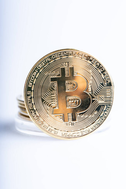 Cryptogeld investering Concept. Bitcoin replica op witte achtergrond - Foto, afbeelding