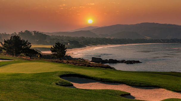 Blick auf den Pebble Beach Golfplatz, Loch 4, Monterey, Kalifornien, USA - Foto, Bild