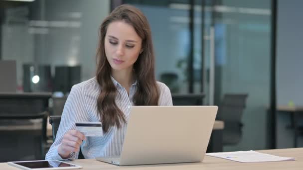 Online nákupní platební neschopnost na notebooku od Young Businesswoman  - Záběry, video