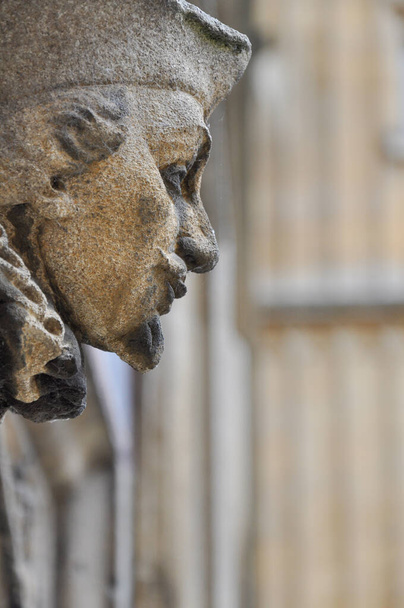 Close-up of decorative stone head carving on wall of Bodleian library courtyard, Oxford, United Kingdom. Selective focus. - Zdjęcie, obraz