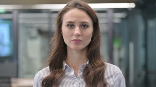 Portret van jonge zakenvrouw Voelt zich bang, bang - Video
