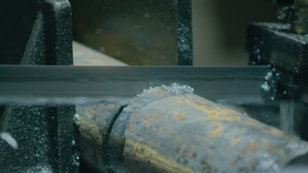 In der Schwerindustrie schneidet eine Maschine mit einer elektrischen Säge Metallstäbe für die weitere Produktion von Teilen daraus - Filmmaterial, Video