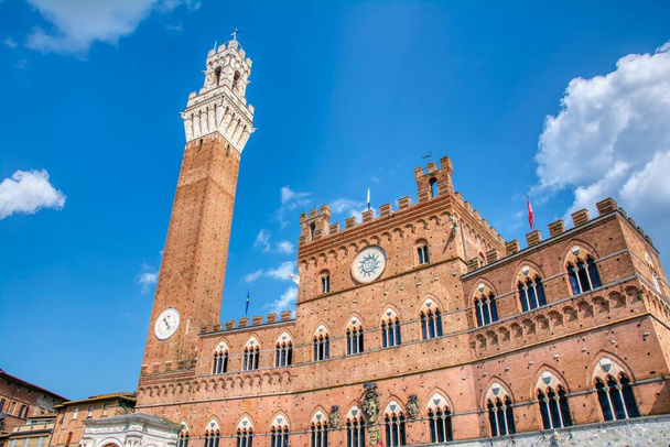 Η Piazza del Campo με τον πύργο Mangia στην πόλη Σιένα στην περιοχή της Τοσκάνης της Ιταλίας, Ευρώπη. - Φωτογραφία, εικόνα