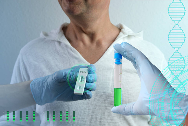 Nahaufnahme der Testkassette des männlichen Arztes mit der Hand, medizinisches steriles Einweg-Testset für Schnelltest covid-19, Senor-Patient wartet auf Ergebnis, Konzept der Früherkennung von Viruserkrankungen - Foto, Bild
