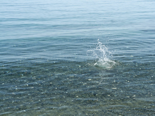Läpinäkyvä sininen meri kivi vesi roiske - Valokuva, kuva