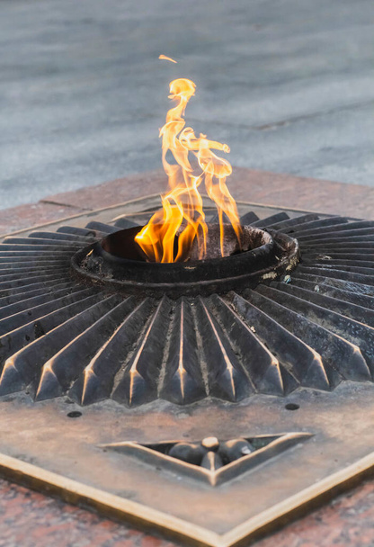 Вечный огонь символизирует уважение к героям, погибшим во второй мировой войне - Фото, изображение