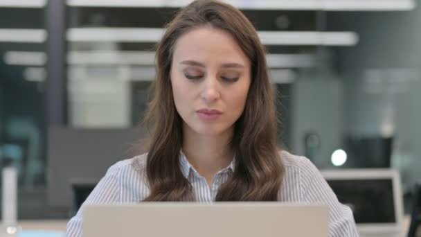 Портрет молодой предпринимательницы с ноутбуком с головной болью  - Кадры, видео