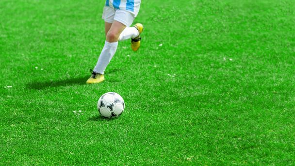 Ποδοσφαιριστής ανταγωνίζονται για μια μπάλα. Παιδιά που παίζουν αθλητικά στο γήπεδο. Closeup Image of Youth Ποδόσφαιρο Αγώνας. - Φωτογραφία, εικόνα