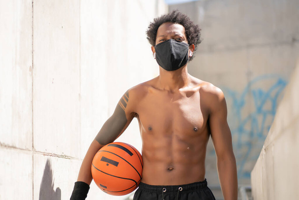 Afro atlétikai férfi kezében kosárlabda. - Fotó, kép