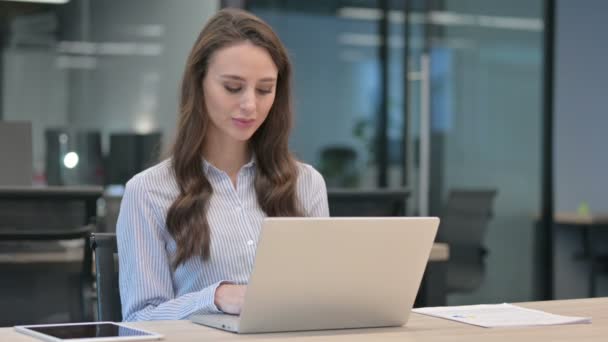 Young Businesswoman Reacting to Loss While using Laptop  - Πλάνα, βίντεο