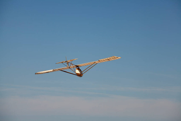 Planeur d'avion sans moteur avec pilote dans le ciel - Photo, image