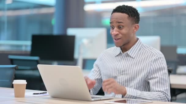 Mladý africký podnikatel mluví na video hovor na notebooku  - Záběry, video